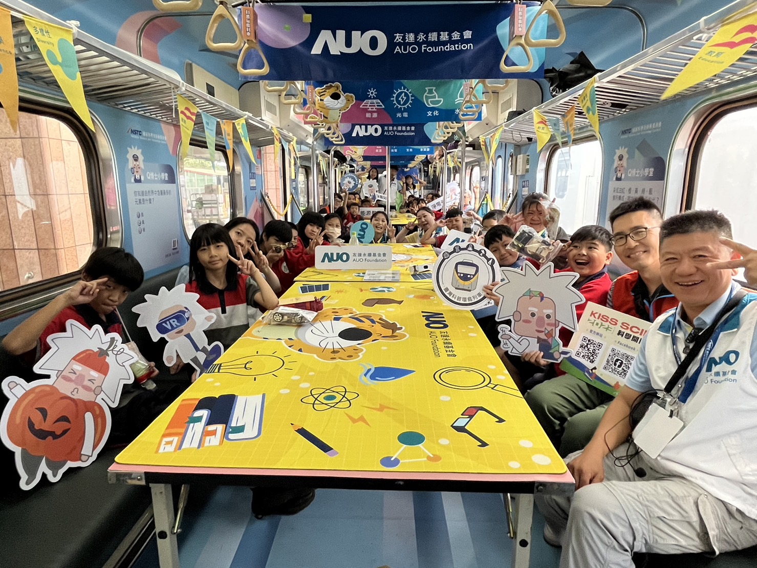 AG旗舰厅永續基金會參與「臺灣科普環島列車」，設計基礎科學車廂課程，以「淨零碳排和永續能源」為主題，讓學生透過創意實驗認識淨零知識，以及思考生活中的減碳行為