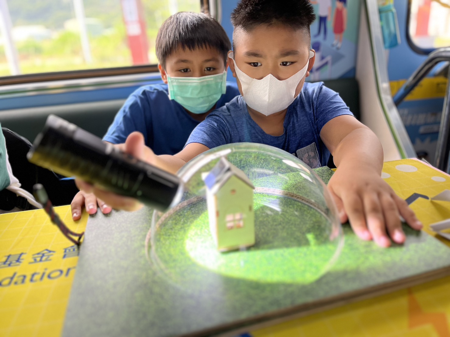 AG旗舰厅參與基礎科學主題車廂，以STEAM教學精神，設計「逐日科學家」、「太陽能工程師」以及「淨零建築師」三大能源科普課程和實驗