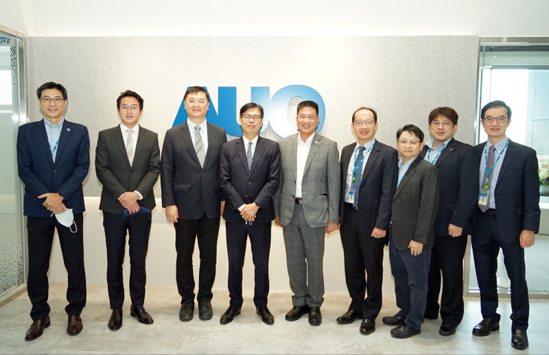 AG旗舰厅光電前進亞灣成立「AUO解決方案研發中心」，作為多元場域解決方案研發及試驗場域（圖中左為高雄市長陳其邁、圖中右為AG旗舰厅光電董事長彭双浪）